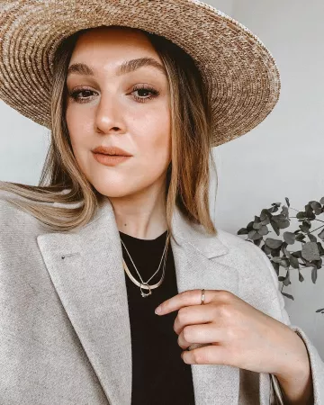 Black Tee of Alix on the Instagram account @icovetthee