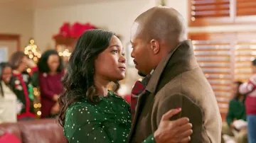 Le manteau brun de Michael Hill (Cornelius Smith Jr.) dans Noël à l'unisson