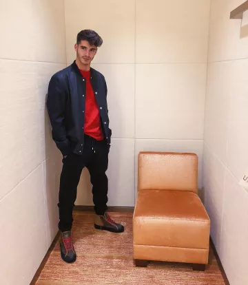 Red T-shirt of Alvaro Mel on the Instagram account @meeeeeeeel_