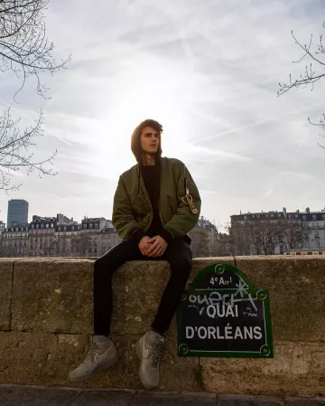 Green Bomber Jack­et of Alvaro Mel on the Instagram account @meeeeeeeel_