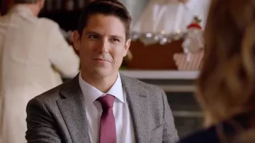 La camisa blanca de Joe Peterson (Sean Faris) en Mission: Christmas Romance