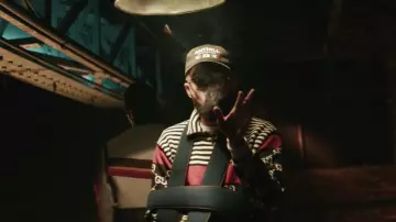 The sweat Gucci red and maritime blue de Niro in GIMS - This is not rap (feat. Niro) (Clip Official)