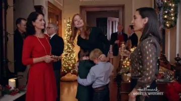 La robe rouge de Grace (Dee Cooke) dans Noël en héritage
