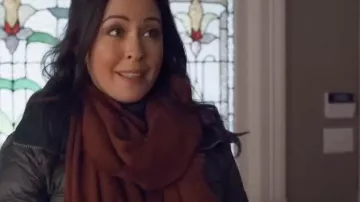 Echarpe marron de Diane (Juliana Wimbles) dans Un nouveau chapitre pour Noël