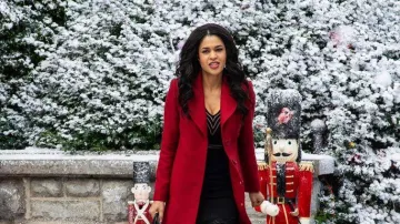 Gabardina roja de Jillian (Kali Hawk) en My Little Christmas Lie
