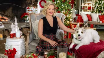 El top negro de Noelle (Candace Cameron-Bure) en los zapatos de Noelle