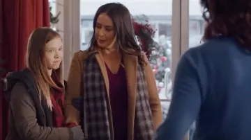 Pull rouge de Diane (Juliana Wimbles) dans Un nouveau chapitre pour Noël