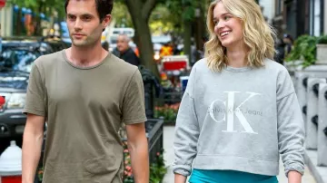 Sudadera gris calvin Klein de Guinevere Beck (Elizabeth Lail) en YOU (S01E01)