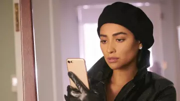 Black wool beret of Peach Salinger (Shay Mitchell) in YOU (S01E04)