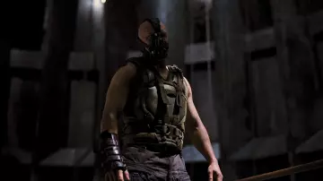 Abrigo militar de piel sintética de Bane (Tom Hardy) en The Dark Knight Rises