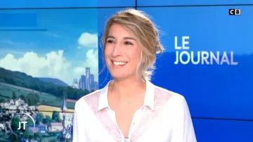 La camisa blanca de encaje de Caroline Delage en William à midi
