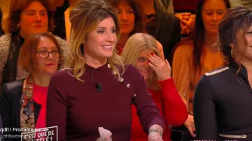 The fitted dress buttons using dark red of Caroline Ithurbide in It is that of the tv !