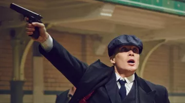 The cap gavroche blue worn by Thomas Shelby (Cillian Murphy) in the series Peaky Blinders (S02E02)