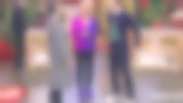 Les bottines à talons en daim violet de Sophie Davant dans Affaire conclue