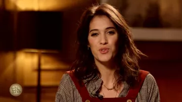 Le collier ras de cou de Laurie Cholewa dans Tchi tcha