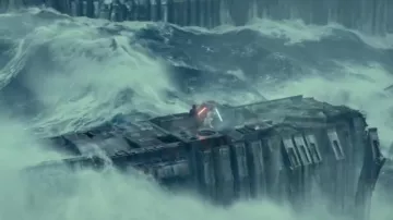 Light saber in the galaxy of Daisy Ridley in Star Wars : The Rise of Skywalker