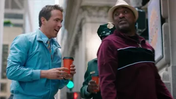 Chaqueta azul claro usada por Guy (Ryan Reynolds) en Free Guy