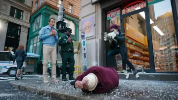 Pantalones Chinos Beige usados por Guy (Ryan Reynolds) en Free Guy