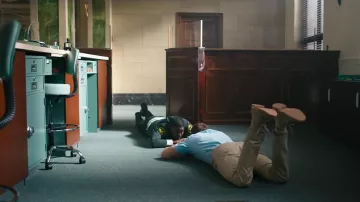 Zapatos Oxfords de cuero de ante usados por Guy (Ryan Reynolds) en Free Guy