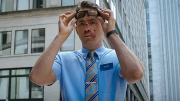 Corbata de rayas doradas amarillas azules usada por Guy (Ryan Reynolds) en Free Guy