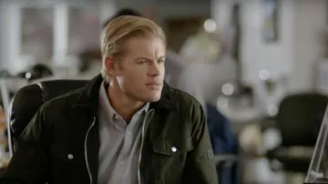 Chemise bleu de Jake (Trevor Donovan) dans Première neige, premier amour