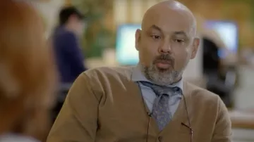 Camisa azul a rayas de Harry (Daniel Bacon) en First Snow, First Love