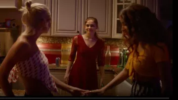 Vestido de patinadora de encaje rojo de Tessa Young (Josephine Langford) en After: Capítulo 1