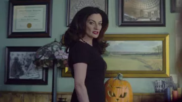 Tiffany floral lamp of Mary Wardwell (Michelle Gomez) in Chilling Adventures of Sabrina (S01E01)