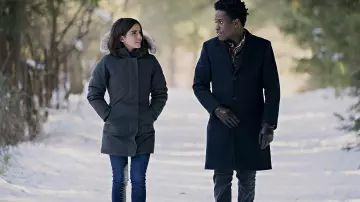 Le manteau noir de Stuart (Shameik Moore) dans Flocons d'amour