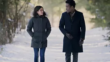 Les gants en cuir marron de Stuart (Shameik Moore) dans Flocons d'amour
