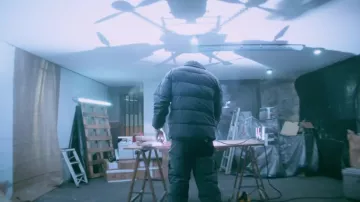 L'ensemble Tealer réfléchissant de Sch dans le clip "R.A.C."