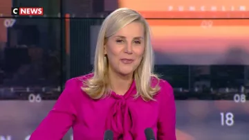 The shirt collar ascot pink satin Laurence Ferrari in Punchline