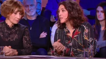 The top print exotic flowers accented with a shiny thread of Meriem Amellal in C policy