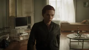 Blouson noir porté par Natasha Romanoff / la Veuve Noire (Scarlett Johansson) comme on le voit dans la Veuve Noire