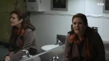 El pañuelo negro y naranja de Eva (Carrie Fisher) en Esta Navidad que cambió mi vida