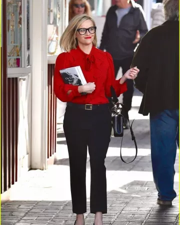 Draper James Estampado Tie Neck Button Down Blusa usada por Reese Witherspoon Brentwood 5 de diciembre de 2019