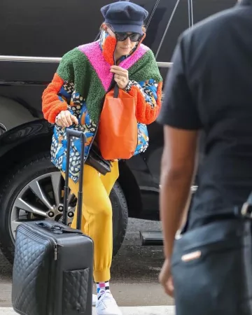 Chanel Coco Case Trolley Equipaje Negro usado por Daisy Ridley LAX Airport 5 de diciembre de 2019