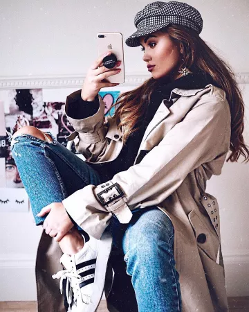 Hound­stooth Cap of Emma Graceland on the Instagram account @emmagraceland