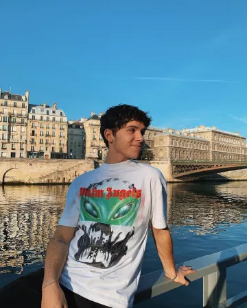 Alien blanche T-Shirt de Sulivan Gwed sur l'Instagram account @sulivangwed