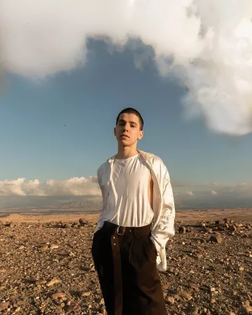 Débardeurs blancs de Sulivan Gwed sur l'Instagram account @sulivangwed