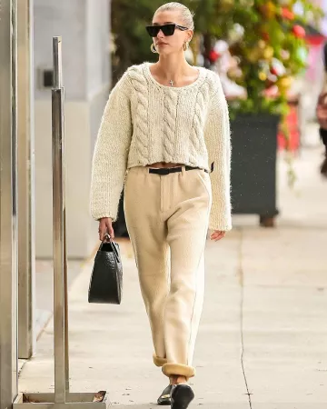 Bolso de cuero Staud Frida usado por Hailey Baldwin Cbd Spa en Beverly Hills 8 de diciembre de 2019