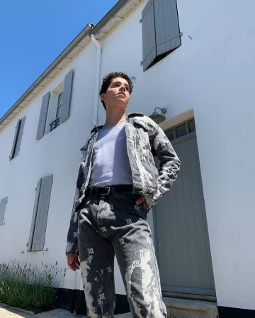Black Denim Jacket de Sulivan Gwed sur l'Instagram account @sulivangwed
