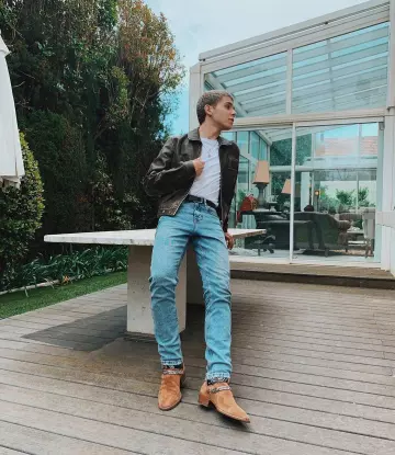 Leather Black Jack­et of Sulivan Gwed on the Instagram account @sulivangwed