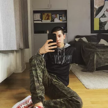 Rouge Baskets de Sulivan Gwed sur l'Instagram account @sulivangwed