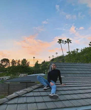 Suéteres negros de Sulivan Gwed en la cuenta de Instagram @sulivangwed