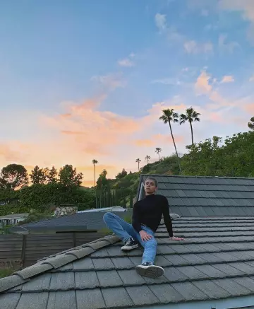 Black Sweaters of Sulivan Gwed on the Instagram account @sulivangwed