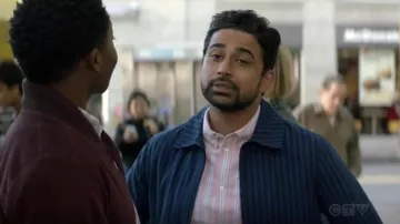 Topman Smart Stripe Zip Jacket usado por Rakesh (Suraj Sharma) en God Friended Me Temporada 2 Episodio 10