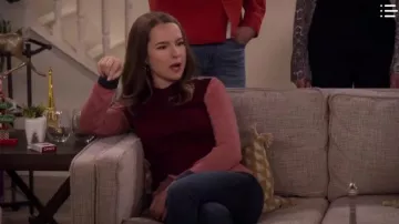 Suéter Crewneck bloqueado por color usado por Emmy Quinn (Bridgit Mendler) en Merry Happy Whatever Season01 Episodio07