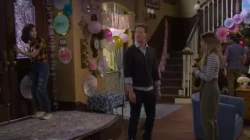 Superga Toile Verte les Sneakers porté par Ramona Gibbler (Soni Nicole Bringas) dans Fuller House Saison 5 Épisode 1