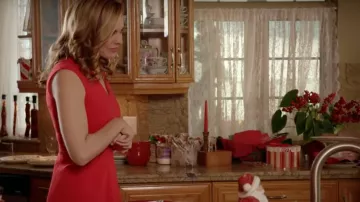 Short dress style skater red Cynthia Faber (Susie Abromeit) in A Christmas (almost) perfect